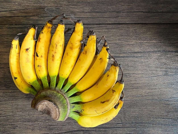 Goldene Banane essfertig auf dem Holztisch