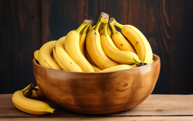 Goldene Bananen in einer Schüssel auf rustikalem Holzgrund