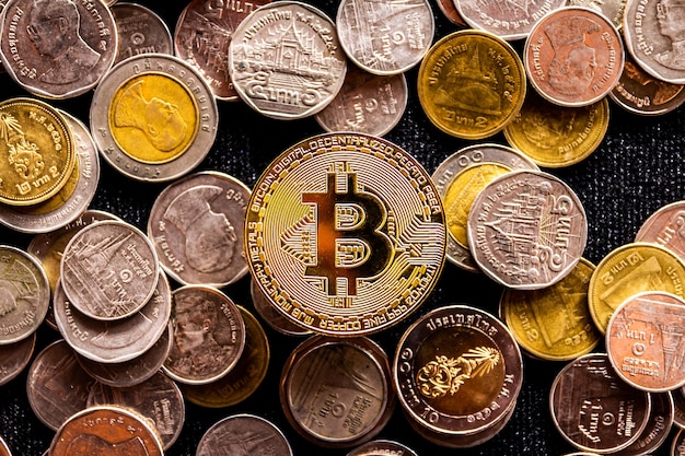 Goldene Bitcoin auf Geldmünze Crypto Currency Hintergrundkonzept