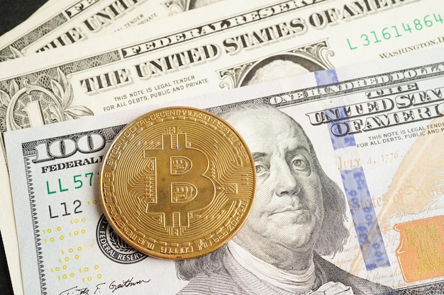 Goldene Bitcoin auf US-Dollar-Banknoten Geld für Unternehmen und Gewerbe Digitale Währung Virtuelle Kryptowährung Blockchain-Technologie