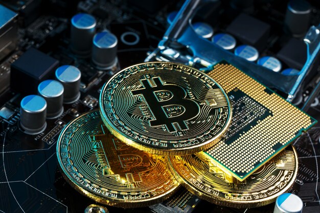 Goldene Bitcoin-Kryptowährung auf Computerplatine CPU.