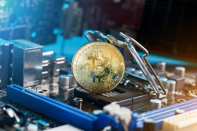 Goldene Bitcoin-Kryptowährung auf Computerplatine CPU.