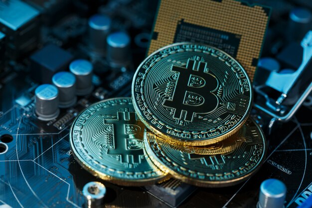 Goldene Bitcoin-Kryptowährung auf Computerplatine CPU.