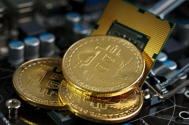 Goldene Bitcoin-Kryptowährung auf Computerplatine CPU.
