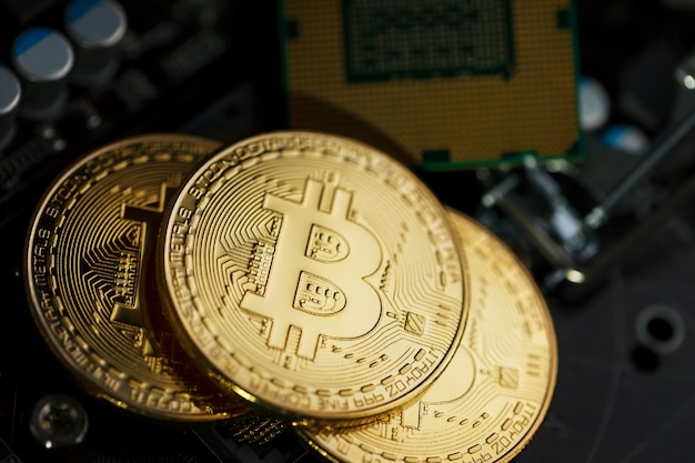 Goldene Bitcoin-Kryptowährung auf Computerplatine CPU.