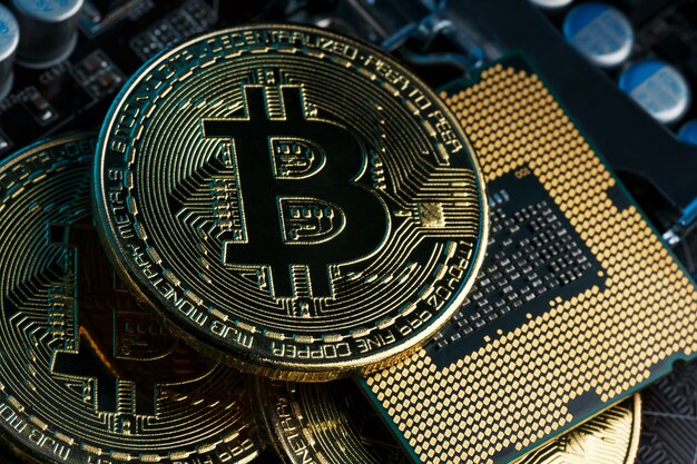 Goldene Bitcoin-Kryptowährung auf Computerplatine CPU.