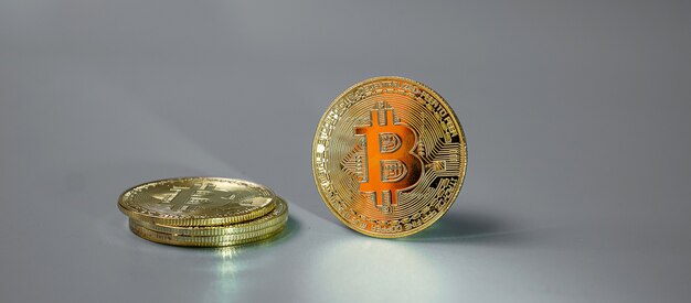 Goldene Bitcoin-Kryptowährung und Münzstapel