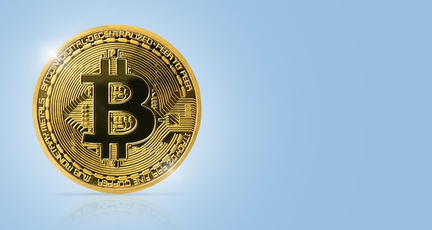 Goldene Bitcoin-Münze auf blauem Hintergrund Kryptowährung Digitales Geld Kopierraum