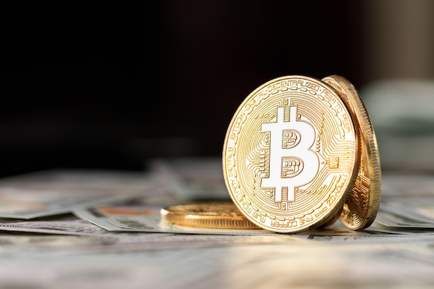 Goldene Bitcoin-Münze auf uns Dollar schließen. Elektronische Kryptowährung