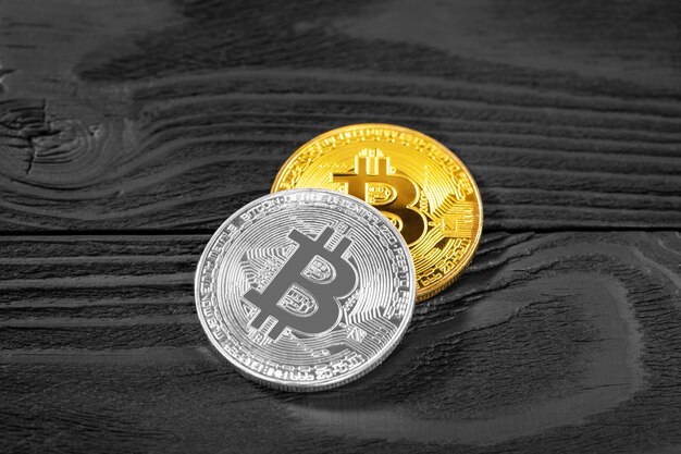 Goldene Bitcoin-Münze auf US-Dollar hautnah