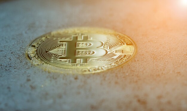 Goldene Bitcoin-Münze in einer Seifenblase