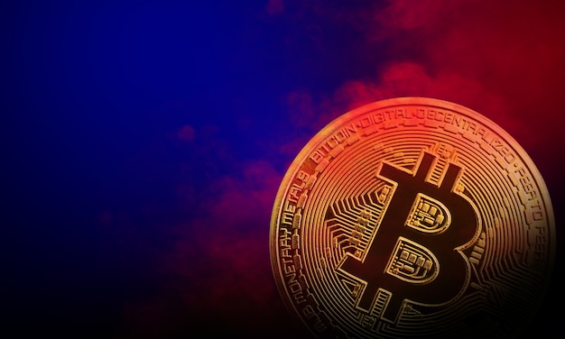 Goldene Bitcoin-Münze ist in rotem und blauem Rauchhintergrund