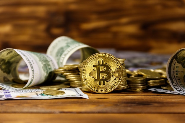 Goldene Bitcoin und Dollar auf Holzuntergrund