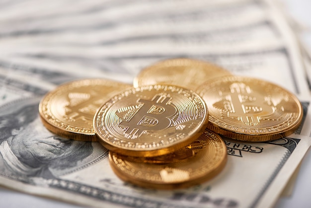 Goldene Bitcoins auf Dollarbanknoten