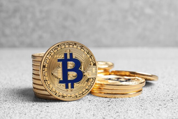 Goldene Bitcoins auf hellem Hintergrund