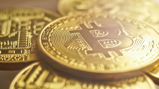 Foto goldene bitcoins mit makro-ansicht