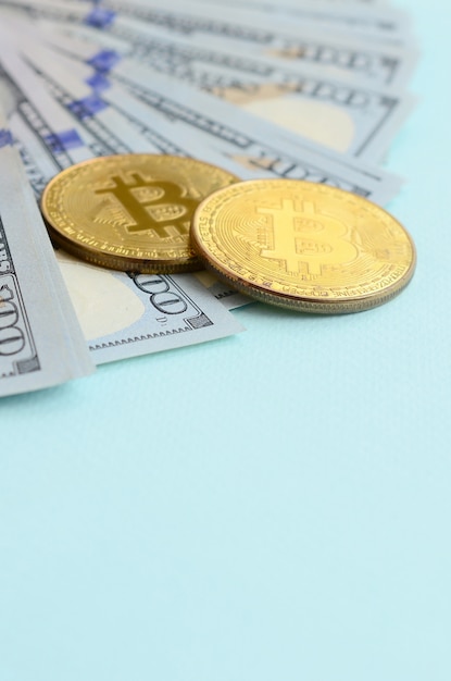 Goldene Bitcoins und hundert Dollarscheine