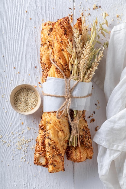 Goldene Brotstangen auf dem Tisch in der rustikalen Küche