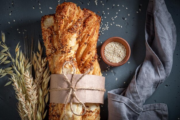 Goldene Brotstangen mit Körnern und Samen des indischen Sesams