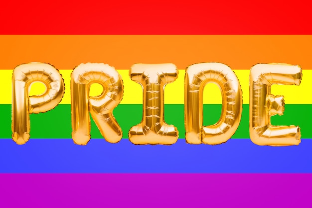 Goldene Buchstaben gemacht von Luftballons, die Wort PRIDE auf LGBT-Stolzfahnenhintergrund bilden