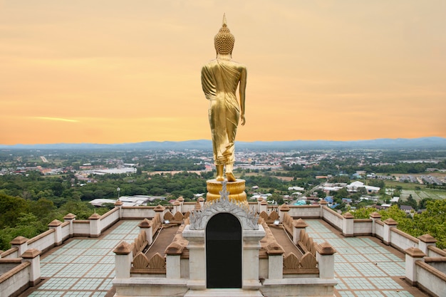 Goldene Buddha-Statue, die am Wat Phra That Khao Noi, Provinz Nan, Thailand steht