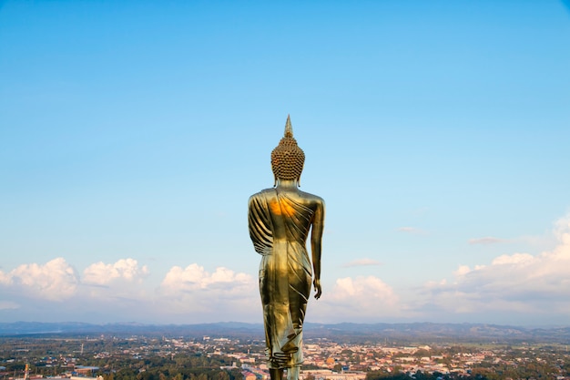 Goldene Buddha-Statue, die bei Wat Phra That Khao Noi, Nan Province, Thailand steht