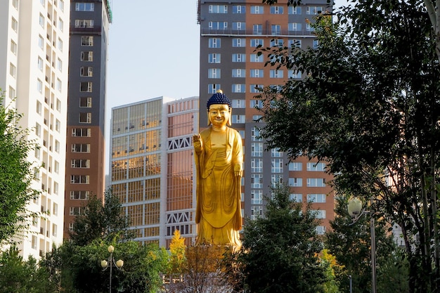 Goldene Buddha-Statue im Buddha-Garten in Ulaanbaatar