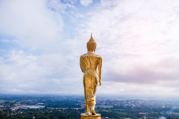 Goldene Buddha-Statue im Wat Phra That Khao Noi, Provinz Nan, Thailand