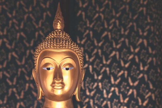 Goldene Buddha-Statue mit Sonnenlicht für Amulette der buddhistischen Religion.