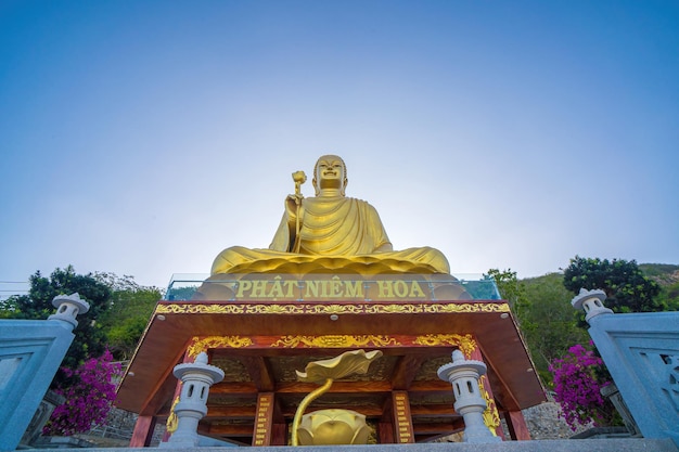 Goldene Buddha statue39s Hand hält Lotus im Kloster Chon Khong