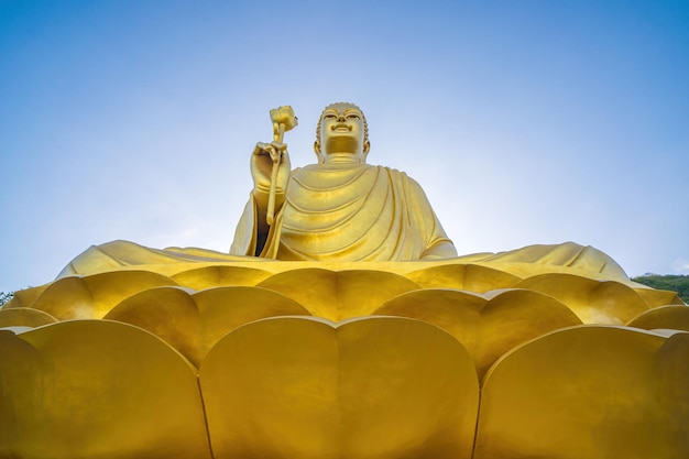 Goldene Buddha statue39s Hand hält Lotus im Kloster Chon Khong