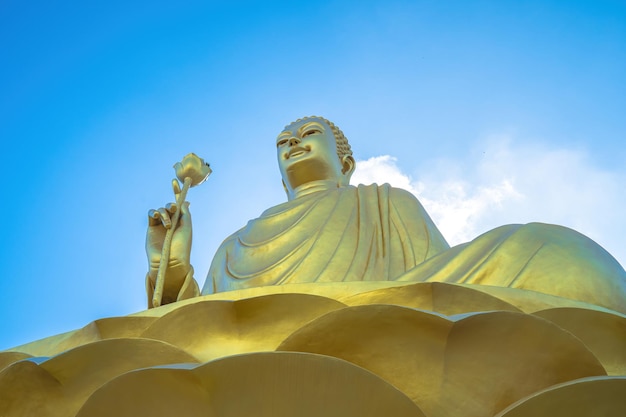 Goldene Buddha statue39s Hand hält Lotus im Kloster Chon Khong