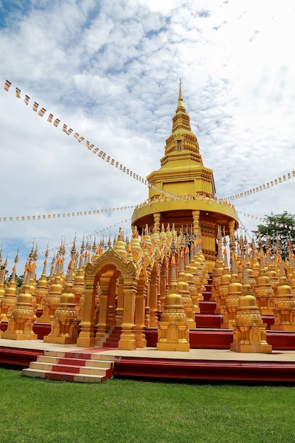 Goldene Buddhismuspagode 500 yod an Wat-PA-sawang Segenstempel, Thailand Saraburi