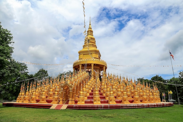 Goldene Buddhismuspagode 500 yod an Wat-PA-sawang Segenstempel, Thailand Saraburi