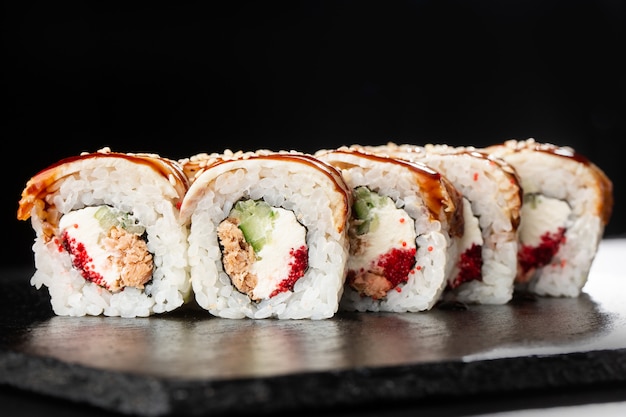 Goldene Drachensushi-Rolle. Sushi Rolls mit fliegendem Fischkaviar