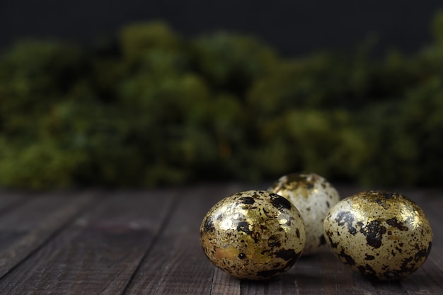 Goldene Eier auf einem grünen Hintergrund