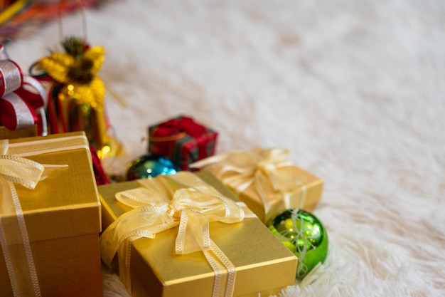 Goldene Geschenkboxen mit Weihnachtsschmuck