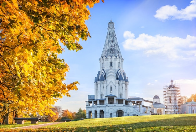 Goldene Herbstbäume und die Himmelfahrtskirche im Kolomenskoye-Park in Moskau an einem sonnigen Herbsttag