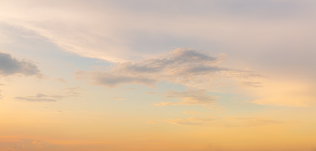 goldene HimmelstexturSchöner lebendiger Himmel, der von der Sonne gemalt wurde und helle goldene Schattierungen hinterlässt