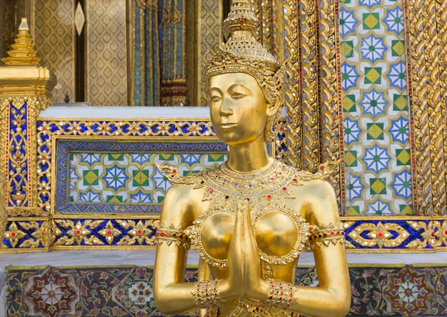 Goldene Kinnari-Statue bei Wat Phra Kaew, Bangkok, Thailand