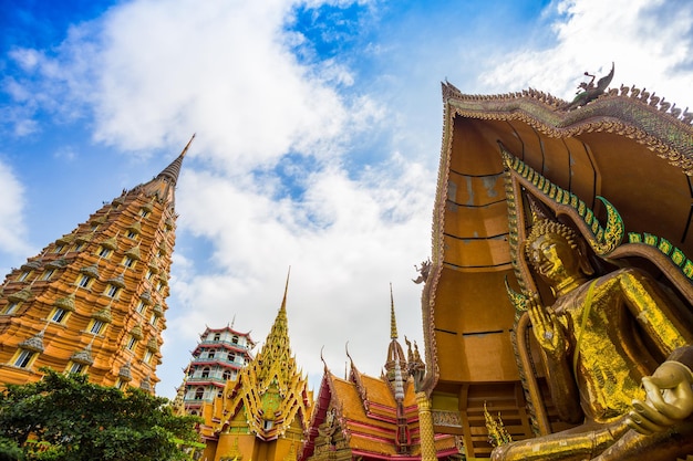 Goldene Kirche der Architektur mit großem Buddha und Pagode in Wat Tham Sua