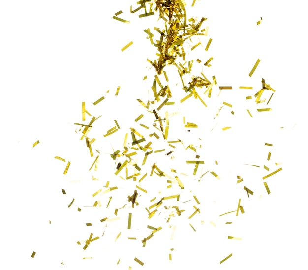 Foto goldene konfetti-folie fällt in die luft und spritzt in die luft. gold-konfetti-folie-explosion fliegt abstrakte wolkenfliege. viele party-glitzer verstreuen sich in vielen gruppen. weißer hintergrund isoliert