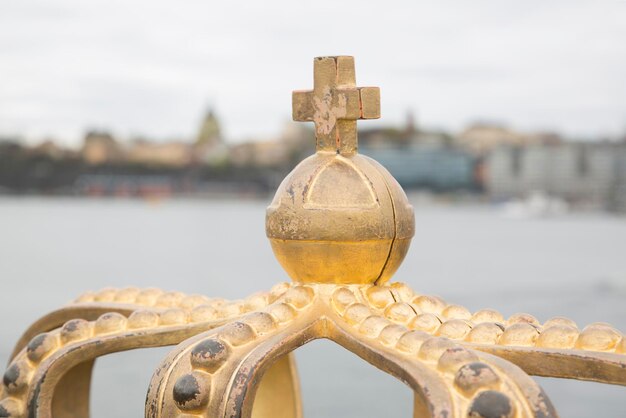 Goldene Krone auf der Skeppsholm-Brücke Skeppsholmsbron in Stockholm, Schweden