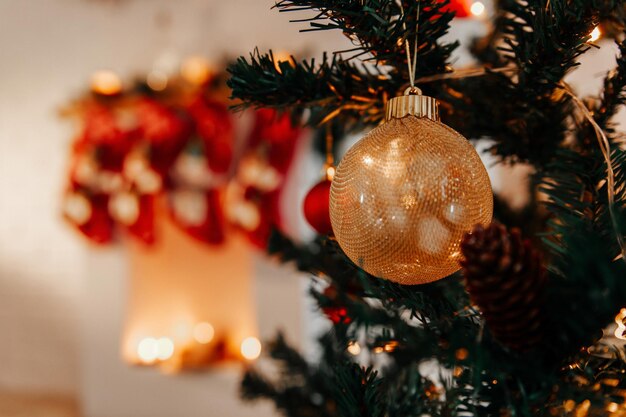 Goldene Kugel am Weihnachtsbaum