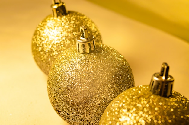 Foto goldene kugeln weihnachtsdekoration