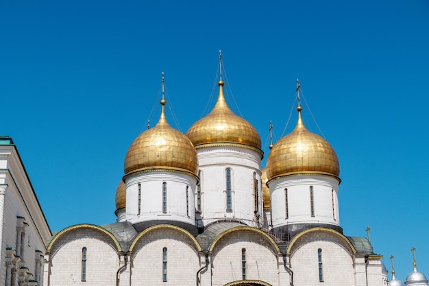 Goldene Kuppeln der Himmelfahrtskathedrale des Moskauer KremlRussland