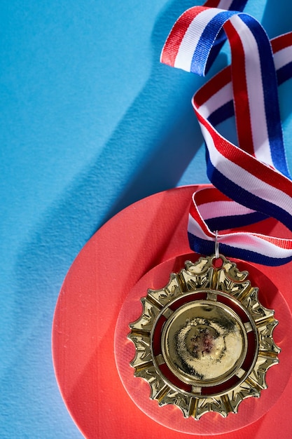 Goldene Medaille auf dem roten Podium