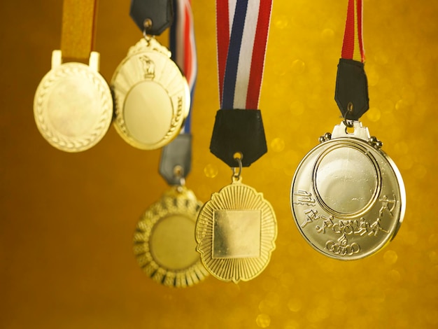 Foto goldene medaillen auf einem glänzenden goldenen hintergrund