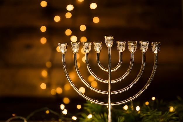 Foto goldene menorah im dunklen raum