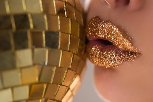 Goldene metallische Lippen bilden schöne Lippe, die sexy hellen Lipgloss bildet